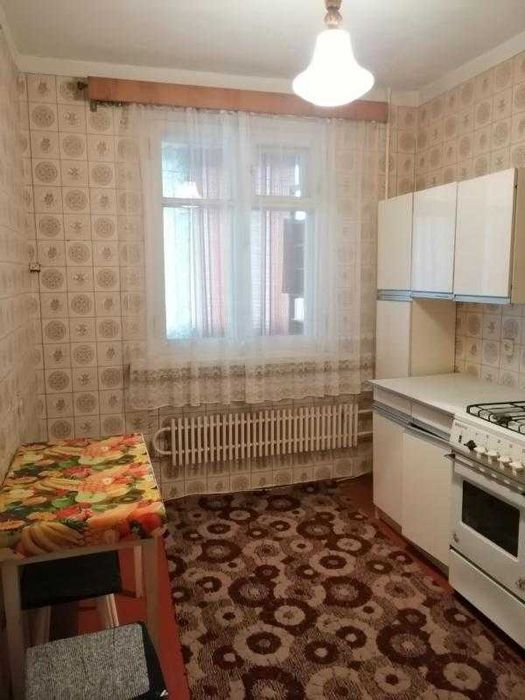Продам 1 к. квартиру покращеного планування біля метро