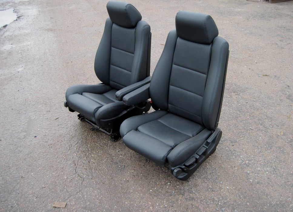 Кожаные сидения с подлокотниками и выдвижными валиками.