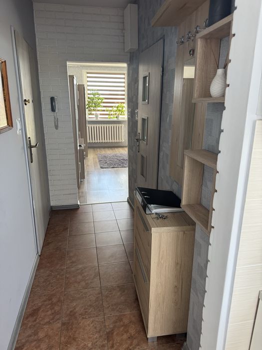 Przestronne mieszkanie z balkonem – w pełni umeblowane