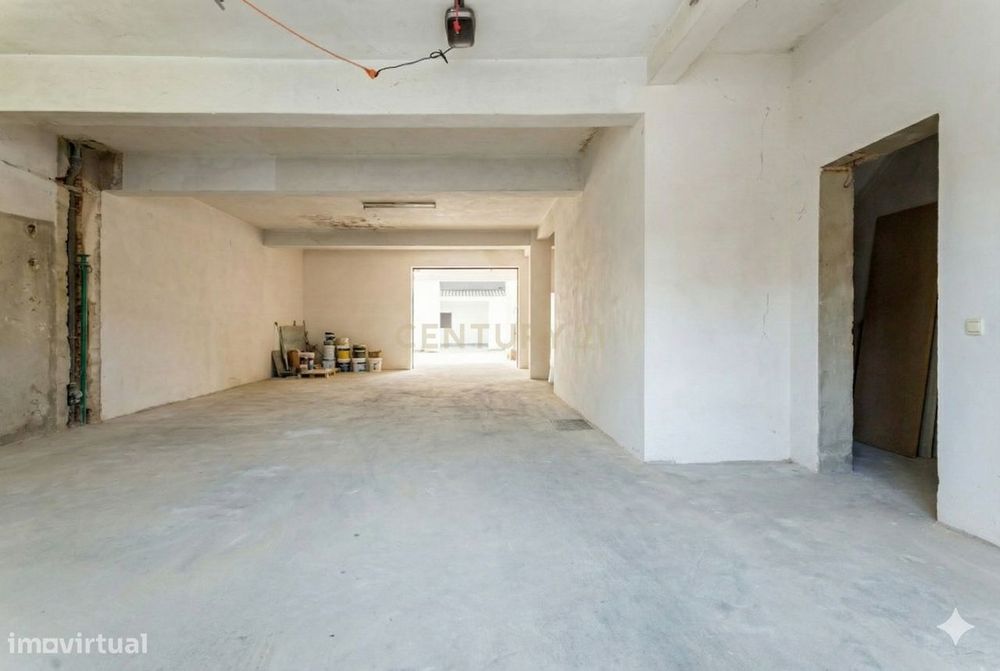 Armazém com afetação industrial no centro do Montijo