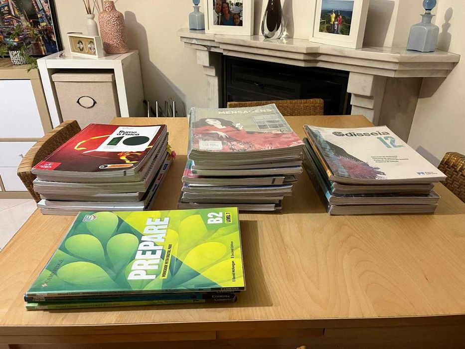 Livros escolares 10º,11º,12º e Cambridge