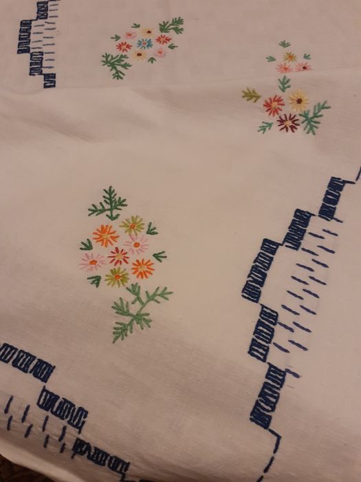 Obrus ręcznie haftowany