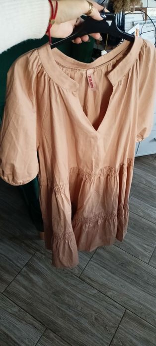 Cudna beżowa włoska sukienka