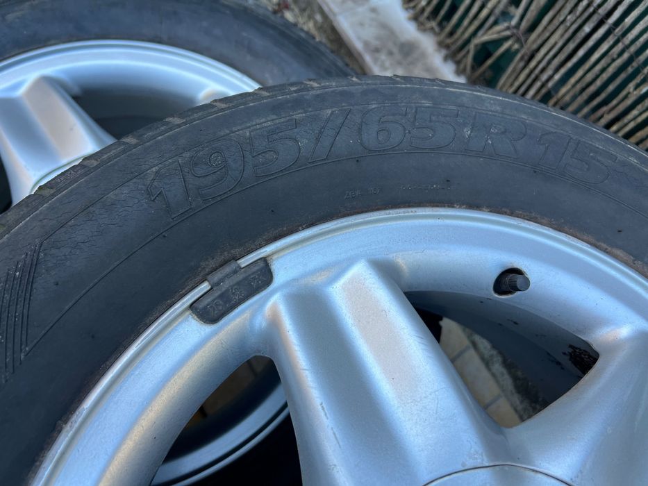 Jantes 15” com pneus 195/65R15 (4 furos)