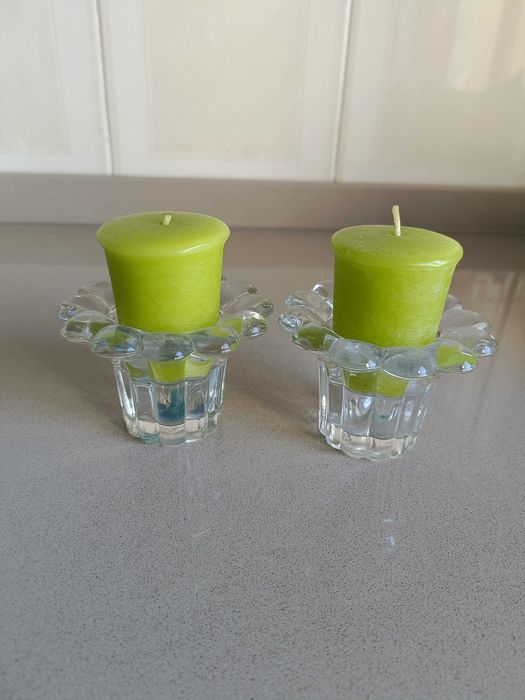 Par de castiçais de vidro em formato de flor, com velas incluídas