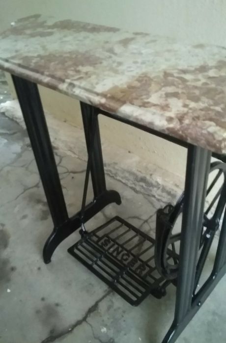 Mesa em ferro com tampo em pedra