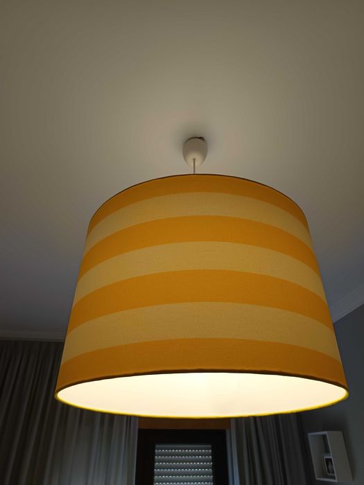 Candeeiro de teto às riscas amarelo e branco