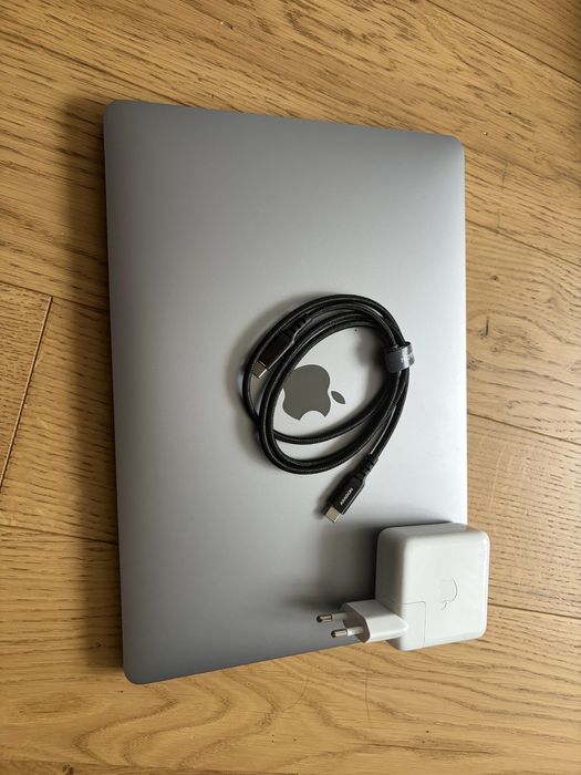 MacBook Pro 13" M2 (2022) – 16 GB RAM / 256 GB SSD – Stan idealny