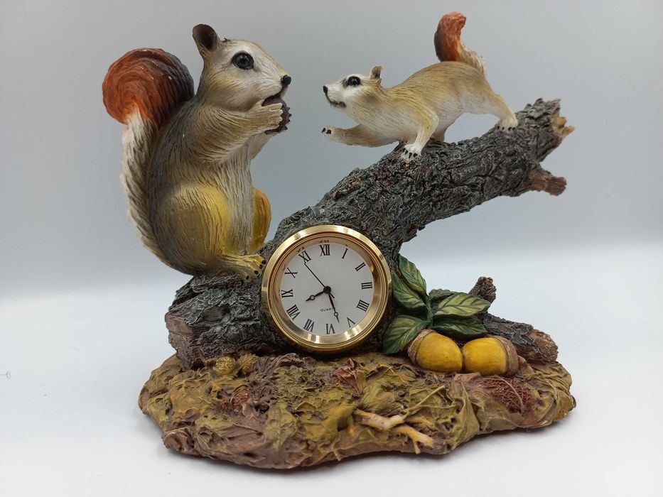 Śliczna figurka z zegarkiem -wiewiórki .