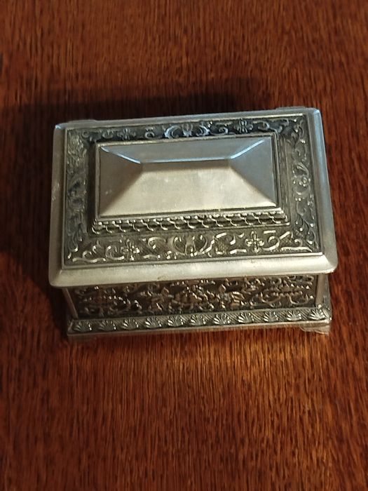 Stara metalowa szkatułka