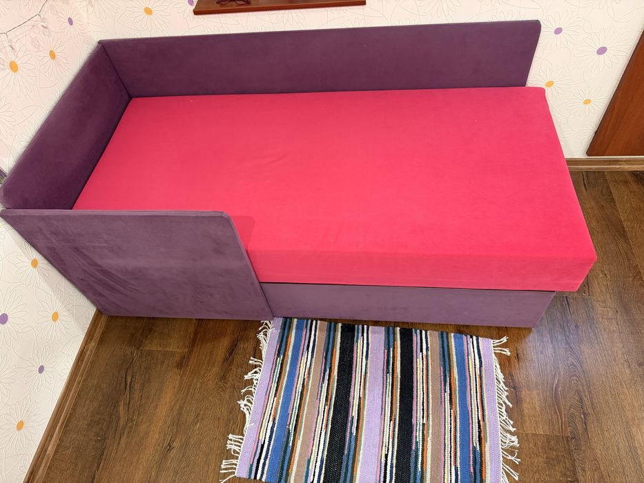 Ліжко дитяче зручне яскраве