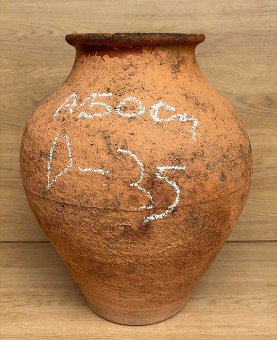 Pote centenario, em cerâmica de terracota,  com furo lateral