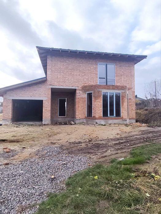 Продам окремий будинок з гаражем за Караваном