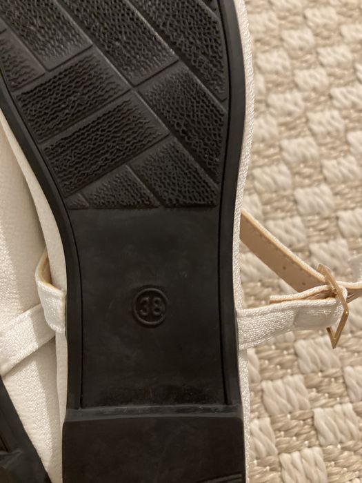 Sapatos Mary Jane sabrinas brancas