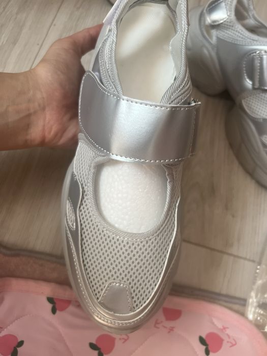 Продам взуття літне