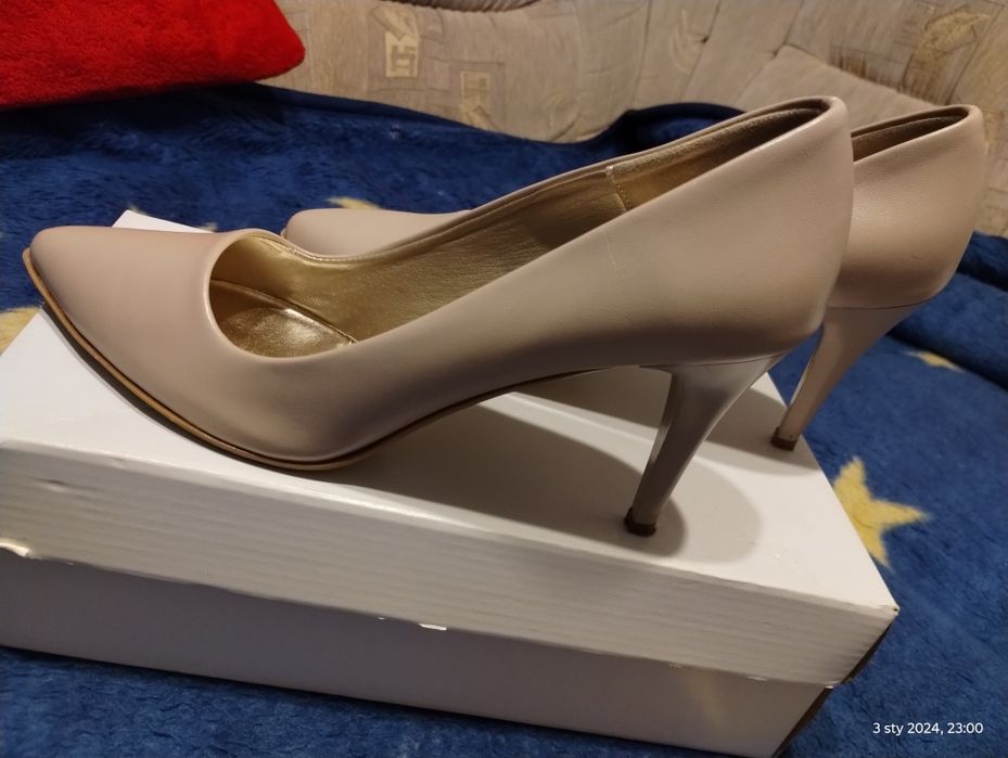 Piękne Czółenka matowe beżowe szpilka 40