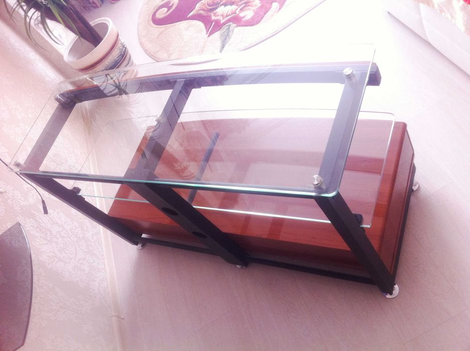 Тумба под телевизор  (Железо,Стекло,Дерево)