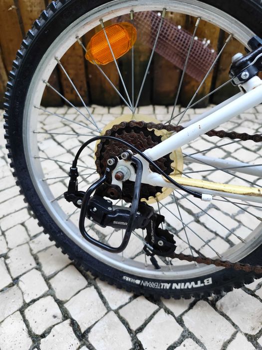 Bicicleta e criança ROCKRIDER  ST120 20" 6-9 ANOS branco e azul