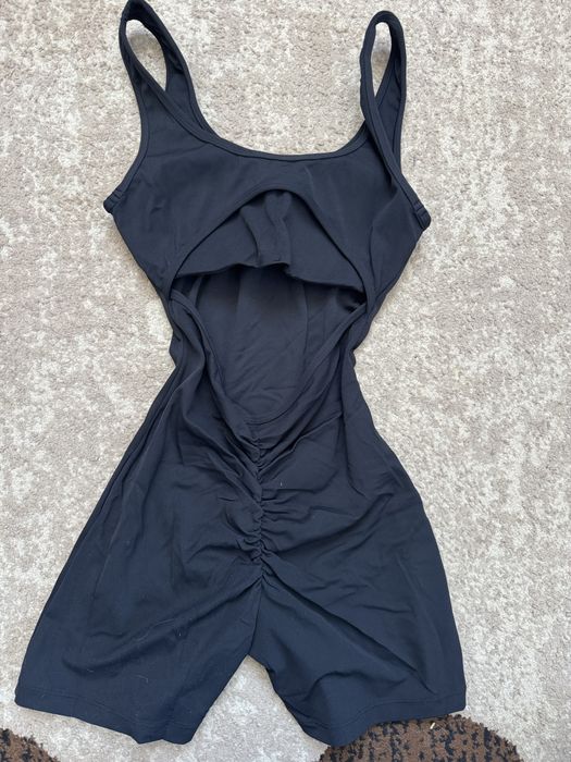 Комбінезон з відкритою спинкою