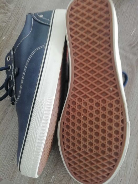 Sapatos desportivos, pele sintética