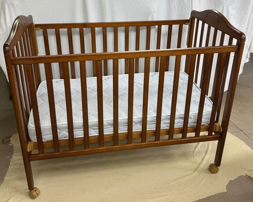 Cama/ berço de bebé com colchão