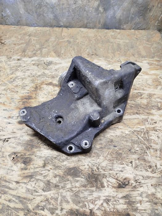 Кронштейн компресора кондиціонера 90502770 Opel Vectra B Опель