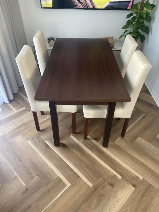 Zestaw stol z krzeslami