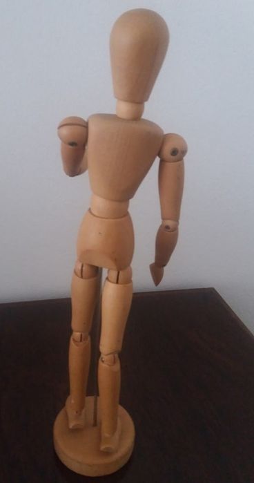 Boneco articuládo em madeira
