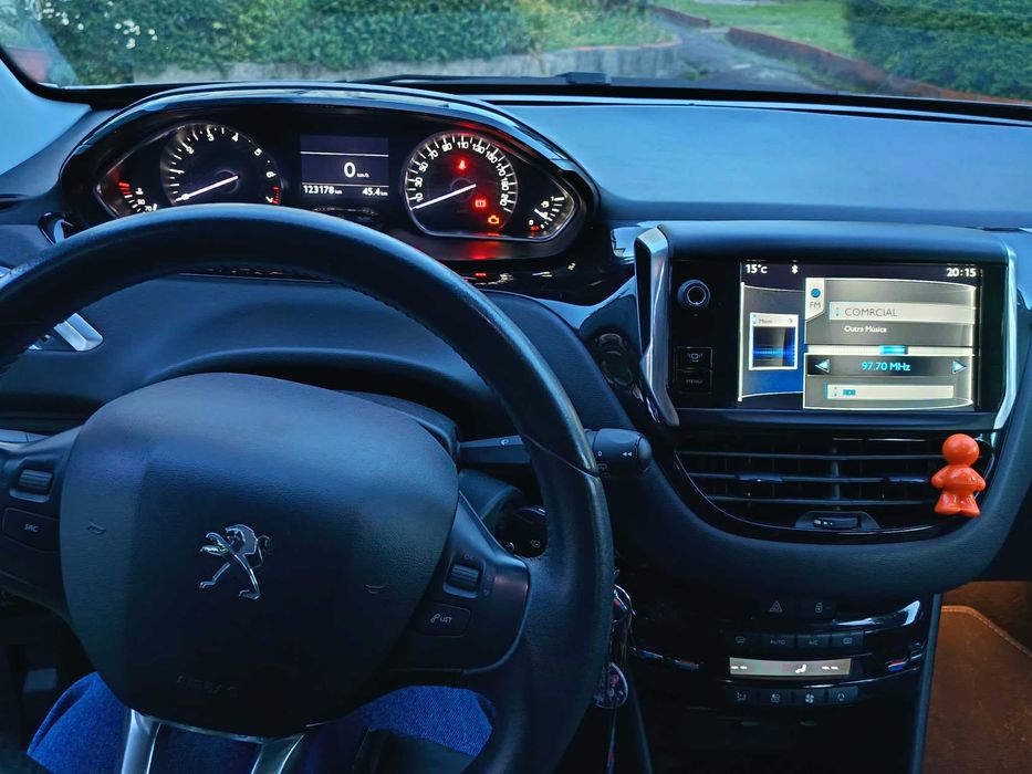 Peugeot 208 1.2 VTi Allure teto panorâmico