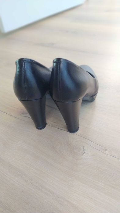 sapatos salto alto pretos