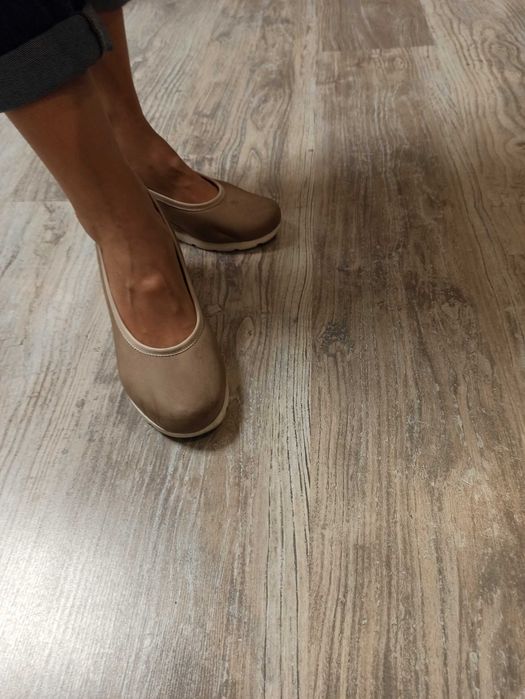 Piękne skórzane buty na koturnie rozm 38