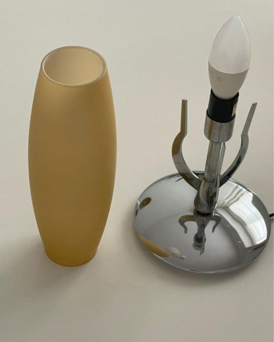 Candeeiro de mesa de metal e vidro amarelo