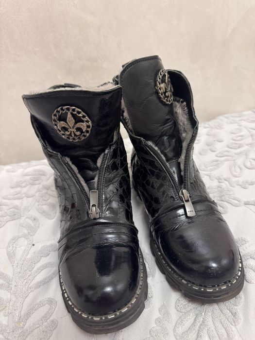 Продам черные ботинки,очень теплые ,36 размер