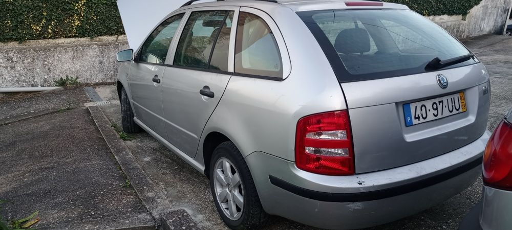 Estou vendendo um Skoda Fabia em excelente estado.