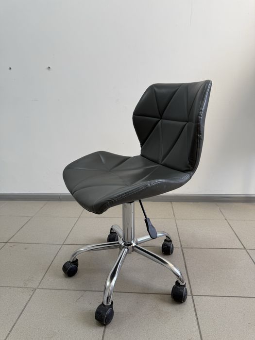 Стул для манікюру