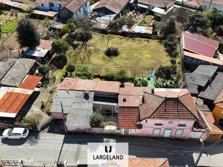 Moradia T5 com terreno e anexos em Sanfins
