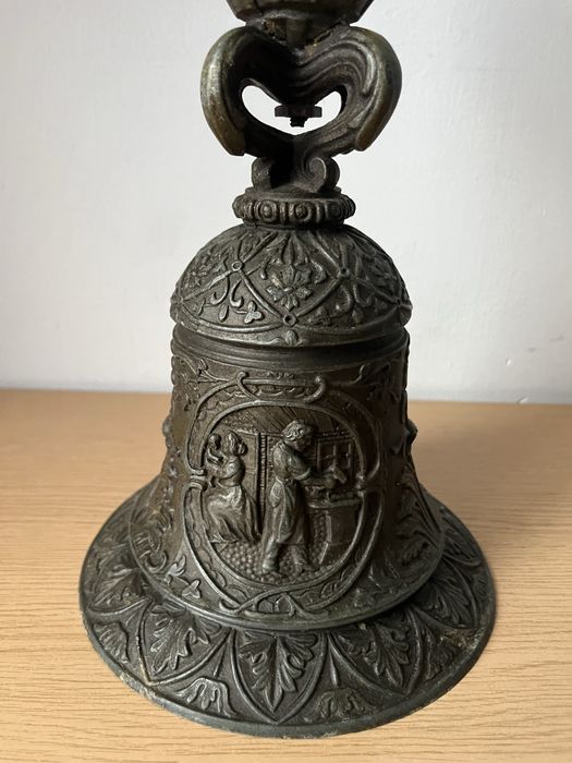 stara polska lampa naftowa stojąca dzwon zdobiona sceny żłobienia