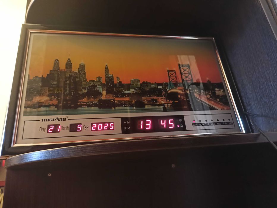 Величезний настінний електронний годинник