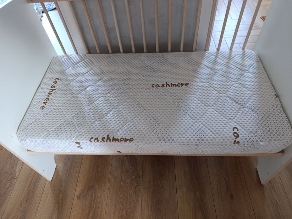 Łóżeczko niemowlęce z materacem