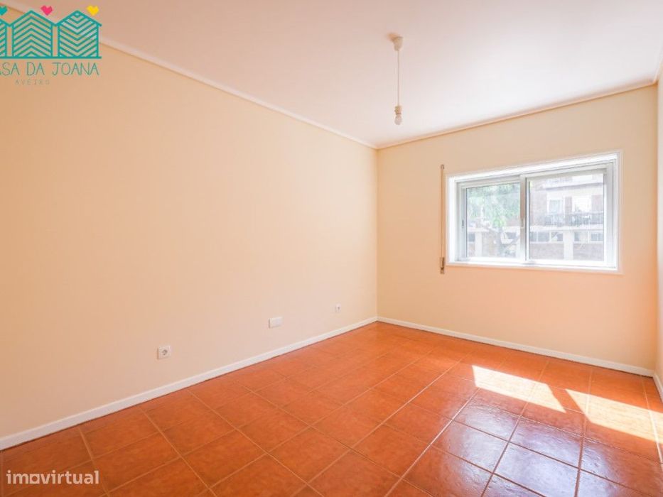 Apartamento T3 com Garagem Fechada em Esgueira
