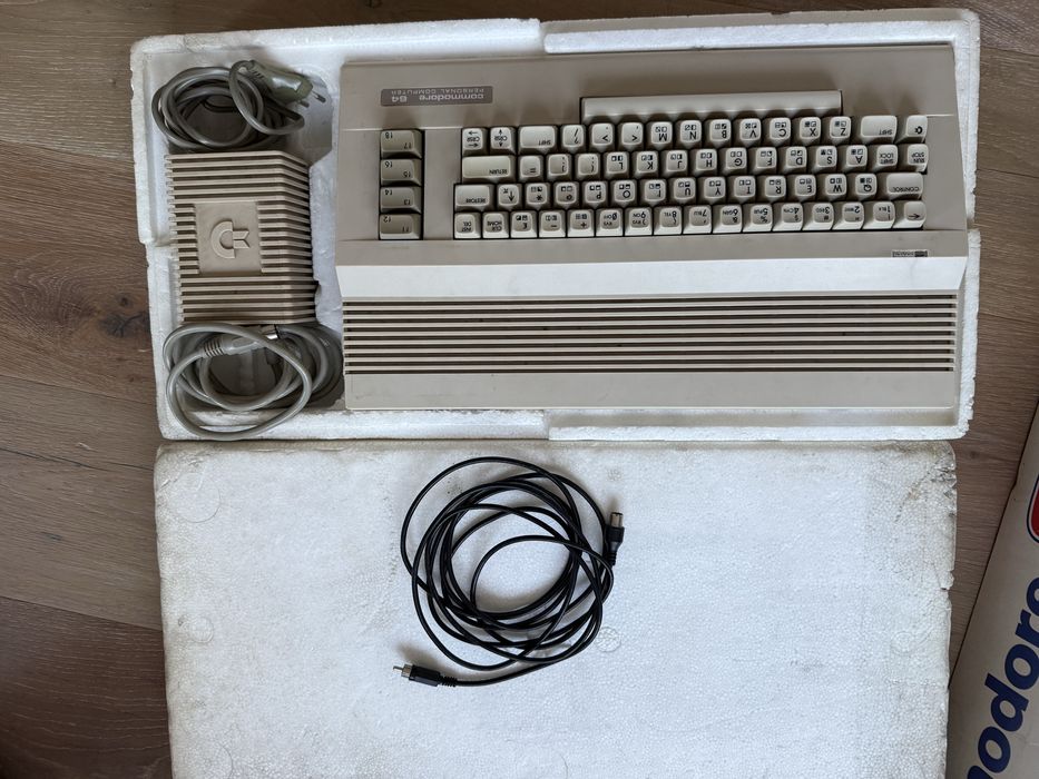Commodore 64C komplet w pudełku – sprawny, stan dobry