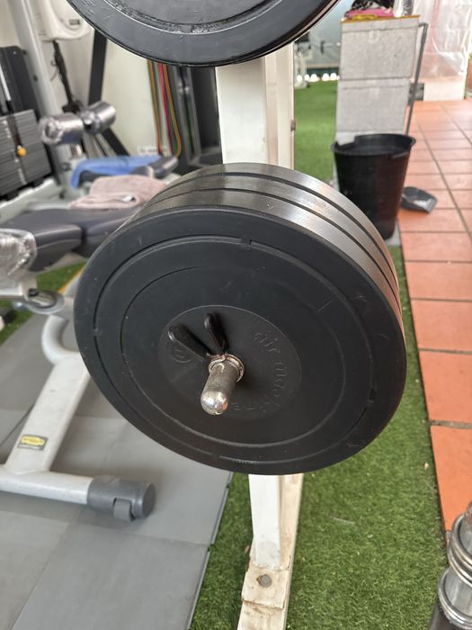 Barra Technogym Pro e discos