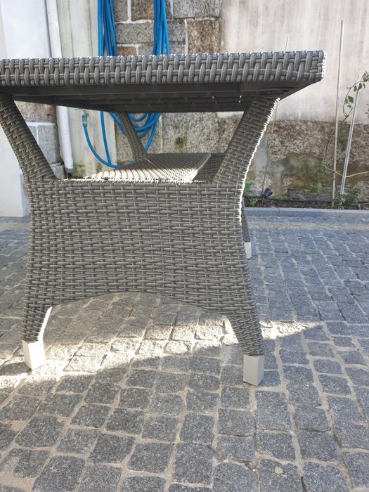 Mesa de jardim como nova