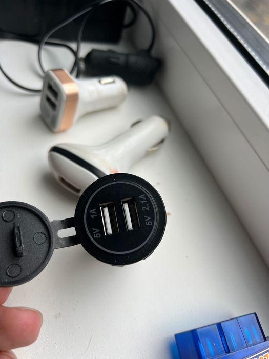 Зарядний пристрій в прідкурювач авто зарядка в прикуриватель