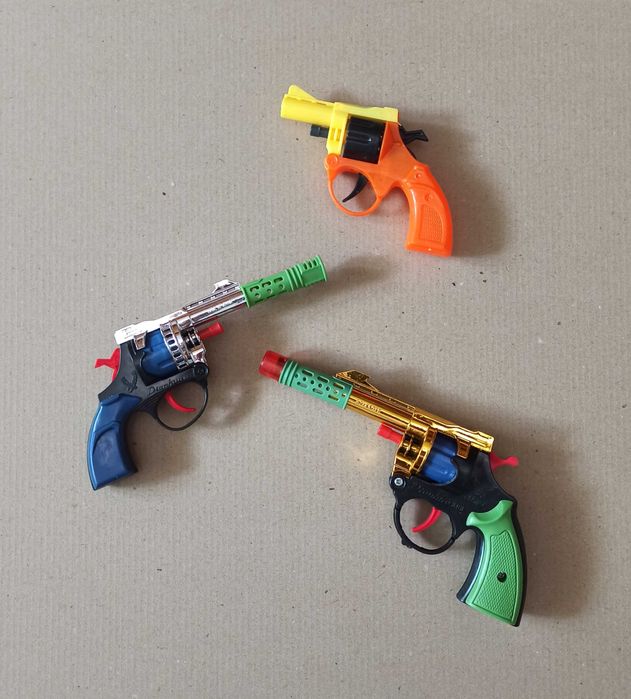 Продам игрушечные автоматы и пистолеты - пульки - пистоны - трещетки