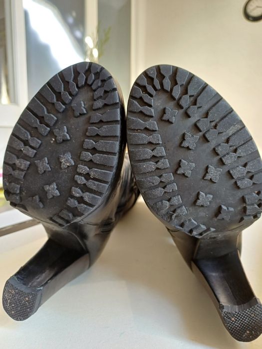 Bota cano alto em pele preta