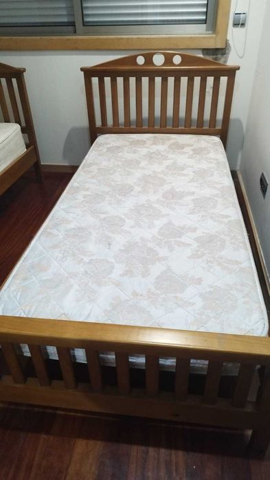 2 Camas de Solteiro com Colchão