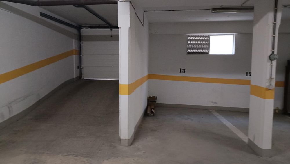 Arrenda-se lugar de parqueamento em garagem
