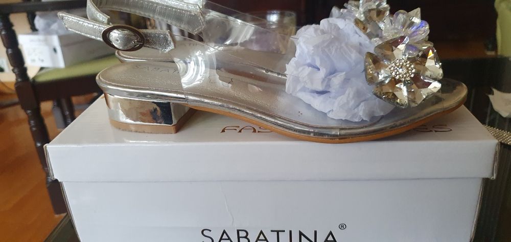 Śliczne buty silikonowe z ozdobami.