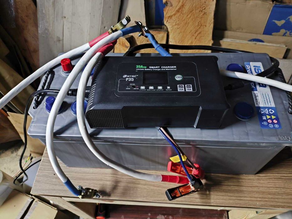 Два акумулятори, інвертор 5000W чистий синус 12В -> 220В, зарядне.